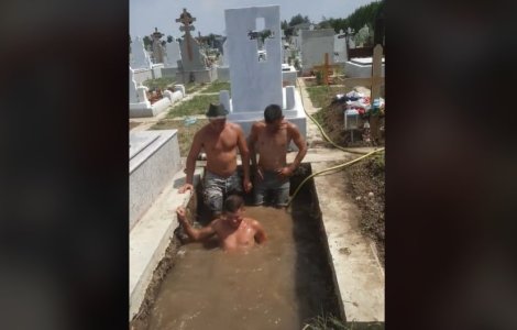VIDEO Trei bărbați și-au făcut piscină într-un cavou din cimitir. „A fost o baie mortală”