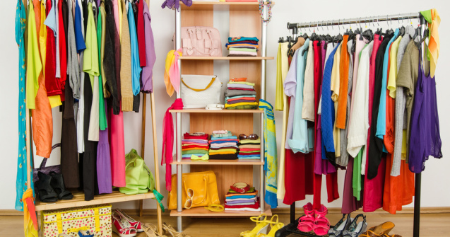 Îmbrăcămintea pe timp de caniculă. Care sunt cele mai potrivite haine pentru sezonul de vară