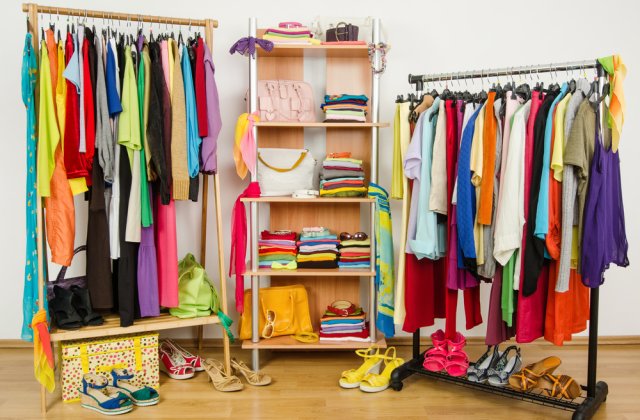 &Icirc;mbrăcămintea pe timp de caniculă. Care sunt cele mai potrivite haine pentru sezonul de vară