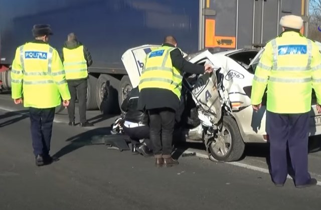 Mașină de poliție implicată &icirc;ntr-un accident rutier. Autospeciala de poliţie a &bdquo;zburat" pe contrasens, lovită de un şofer neatent