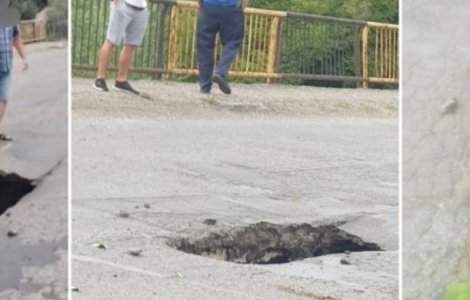 Al doilea pod surpat în Neamț. O gaură uriașă a apărut între sensurile de mers