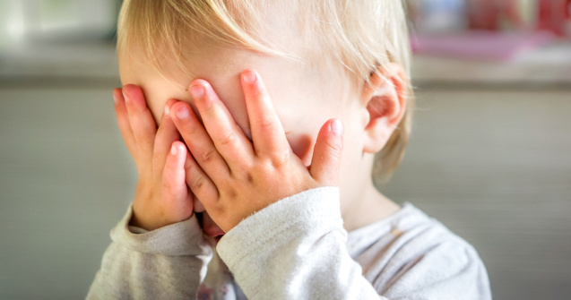 Caz revoltător în București. O terapeută a fotografiat un copil cu autism în ipostaze intime și i le-a trimis iubitului ”pentru amuzament”