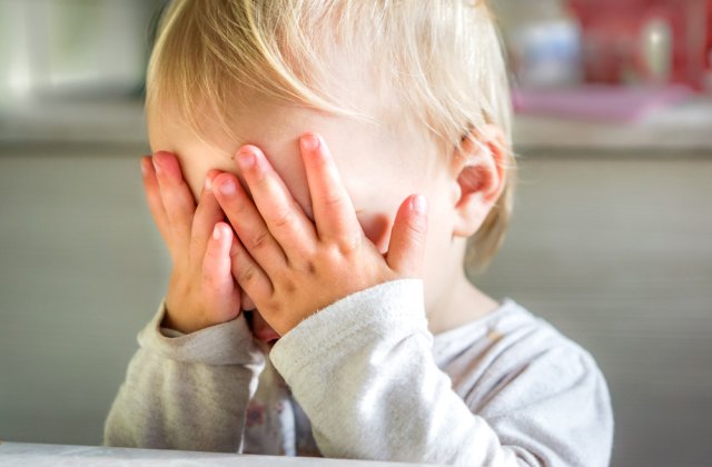 Caz revoltător &icirc;n București. O terapeută&nbsp;a fotografiat un copil cu autism&nbsp;&icirc;n ipostaze intime și i le-a trimis iubitului &rdquo;pentru amuzament&rdquo;