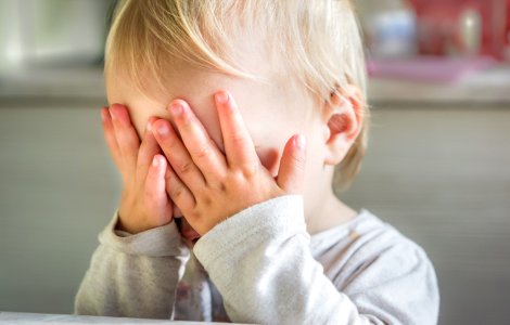 Caz revoltător în București. O terapeută a fotografiat un copil cu autism în ipostaze intime și i le-a trimis iubitului ”pentru amuzament”