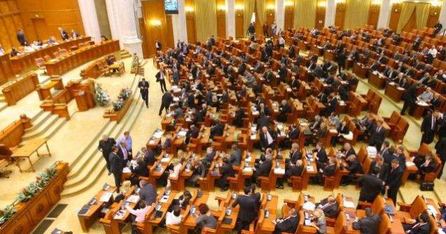 Parlamentul a adoptat declaratia prin care cere DEMISIA lui Basescu!