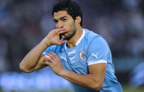  Video  Luis Suarez, numit simulant, rasist si "canibal"