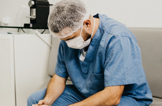 Doi medici s-au luat la bătaie &icirc;n Spitalul Județean din Buzău: "Am fost lovit chiar pe secție&rdquo;