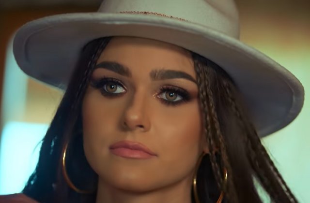 Theo Rose și-a pus din nou fanii pe jar. Ce dedicație i-a făcut noului ei iubit