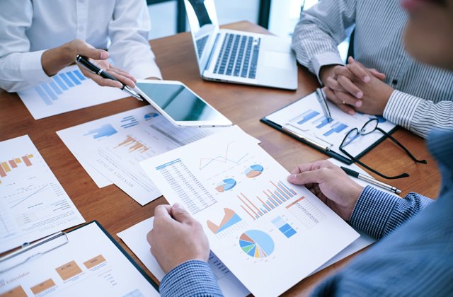 Rom&acirc;nii care se &icirc;ntorc &icirc;n țară pot primi p&acirc;nă la 200.000 de lei pentru a-și deschide o afacere