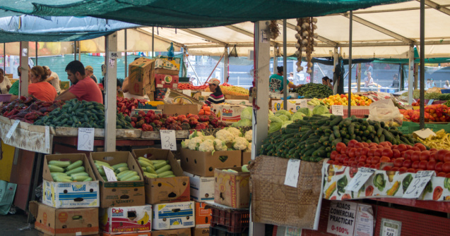 Legumele românești de sezon ne costă mai mult cu 50% față de anul trecut. „Să putem avea profit, trebuie să scumpim”