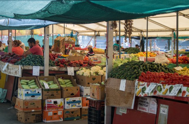 Legumele rom&acirc;nești de sezon ne costă mai mult cu 50% față de anul trecut. &bdquo;Să putem avea profit, trebuie să scumpim&rdquo;