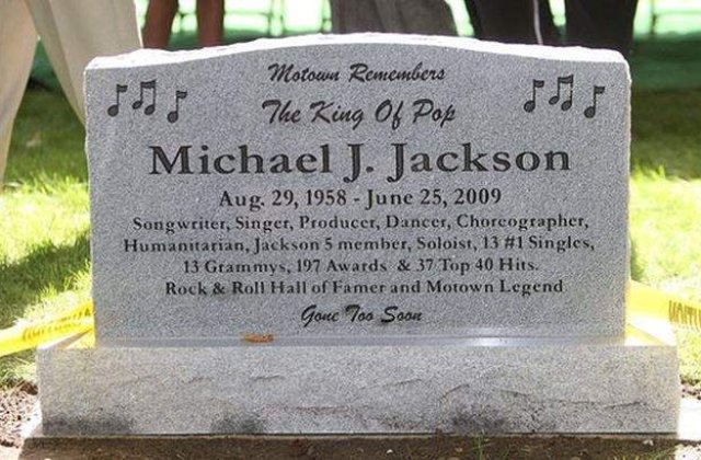 Mormantul lui Michael Jackson, acoperit cu flori, la cinci ani de la moartea starului