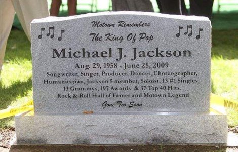 Mormantul lui Michael Jackson, acoperit cu flori
