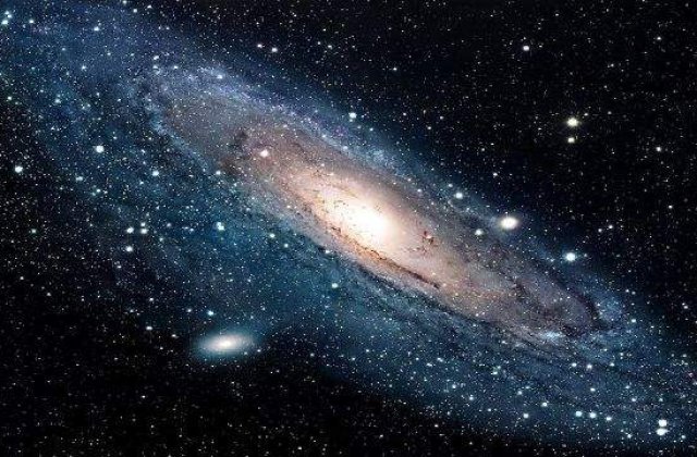 Cercetatorii au descoperit o galaxie bizara, cu trei gauri negre uriase