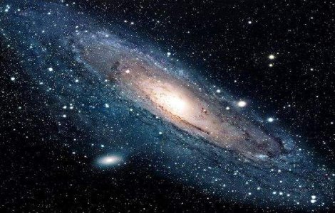 Cercetatorii au descoperit o galaxie bizara, cu trei gauri negre uriase