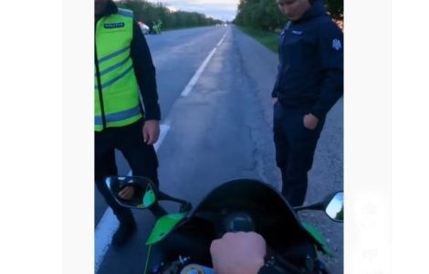Un motociclist s-a ales cu dosar penal după ce a vrut să facă selfie cu „Lupul de la Rutieră”, în Brașov