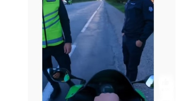 Un motociclist s-a ales cu dosar penal după ce a vrut să facă selfie cu „Lupul de la Rutieră”, în Brașov