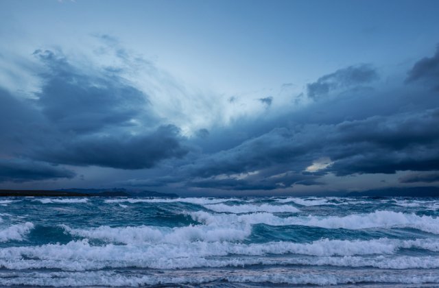 Mai multe porturi din Rom&acirc;nia au fost &icirc;nchise din cauza v&acirc;ntului puternic. A fost declarat Cod galben &icirc;n mai multe județe