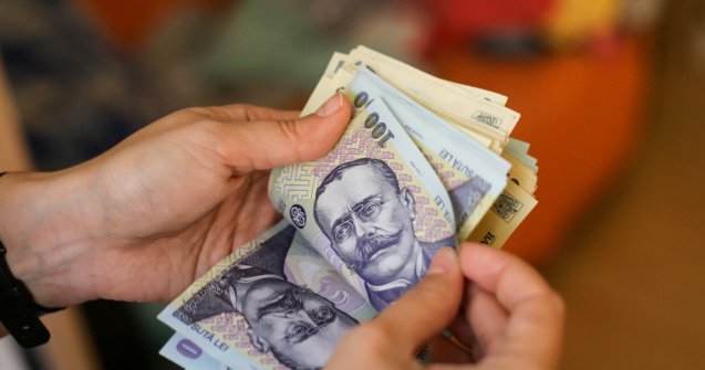 Criza nu e pentru toți. Măriri de salarii cu 50% pentru bugetari