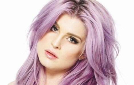  Foto  Kelly Osbourne si-a facut un tatuaj pe cap