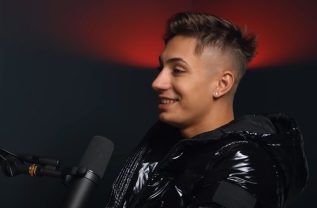 Yny Sebi c&acirc;știgă sume fabuloase din muzică. T&acirc;nărul, gest de milioane pentru părinții și bunica lui: &bdquo;P&acirc;nă la urmă, ei m-au crescut&rdquo;