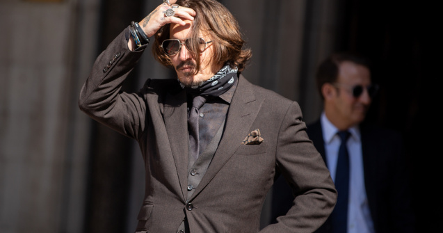 Johnny Depp, din nou imaginea parfumului Sauvage de la Dior după câștigarea procesului de defăimare