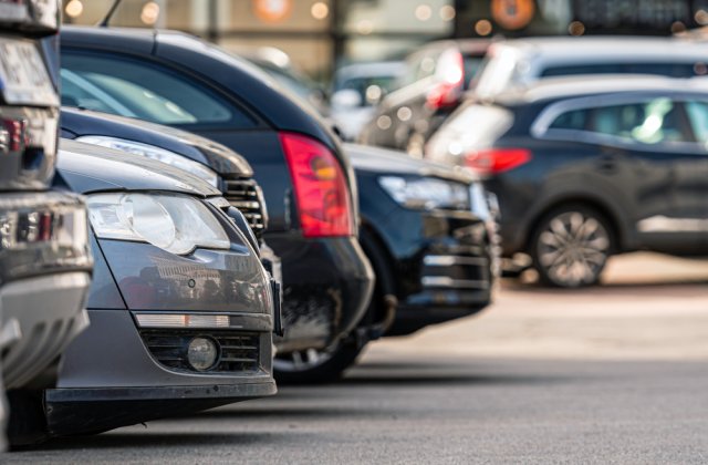 București: Amenzi și blocarea mașinilor pentru șoferii care parchează neregulamentar sau nu plătesc taxă. Care sunt tarifele