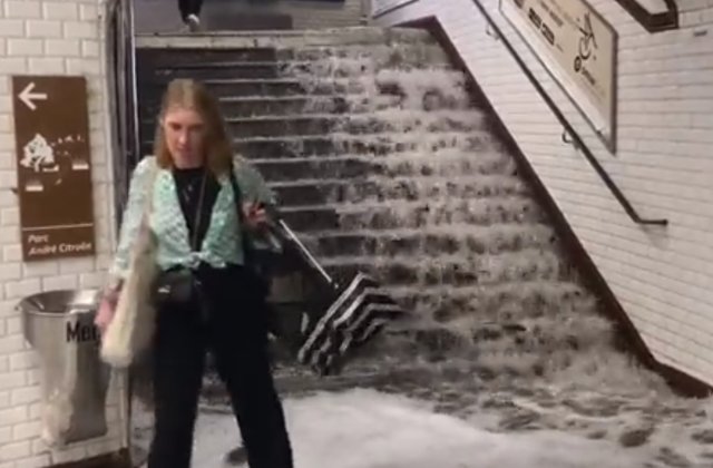 VIDEO Inundații la metroul și pe străzile din Paris, după ce a plouat torențial o oră