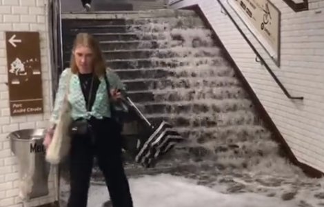 VIDEO Inundații la metroul și pe străzile din Paris, după ce a plouat torențial o oră