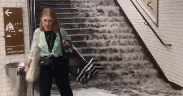 VIDEO Inundații la metroul în Paris, după ce a plouat torențial o oră