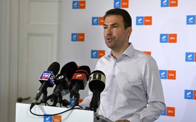 USR cere ca tezele de...