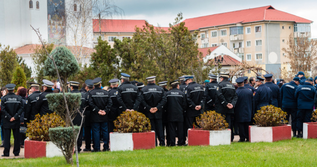 Angajații din poliție și penitenciare protestează în fața Guvernului