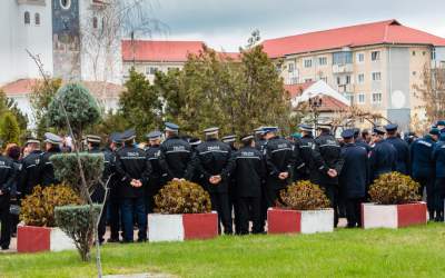 Angajații din poliție și...