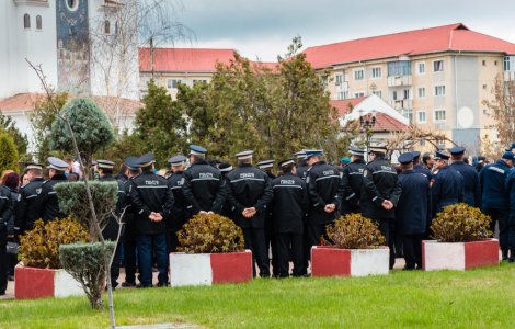 Angajații din poliție și penitenciare protestează în fața Guvernului și a sediilor PNL și PSD