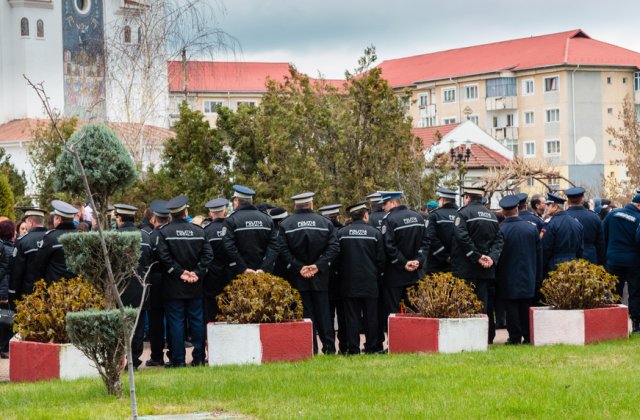 Angajații din poliție și penitenciare protestează &icirc;n fața Guvernului și a sediilor PNL și PSD