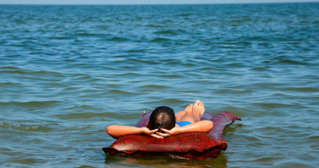 Un copil a ajuns din Vama Veche până în apele Bulgariei pe o saltea pneumatică