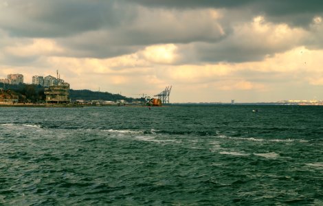 Pete imense de poluare în Marea Neagră. Autoritatea navală dă vina pe două vapoare scufundate acum 30 de ani