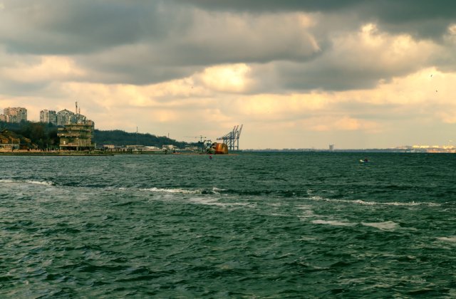 Pete imense de poluare &icirc;n Marea Neagră. Autoritatea navală dă vina pe două vapoare scufundate acum 30 de ani