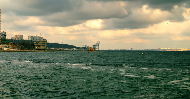 Pete imense de poluare în Marea Neagră. Autoritatea navală dă vina pe două vapoare scufundate acum 30 de ani