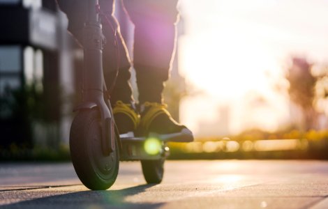 Un bărbat pe o trotinetă înțeapă cu un cuțit femeile din Capitală