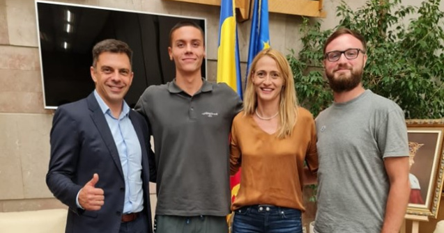 David Popovici, întâmpinat la revenirea în țară cu promisiuni de ministrul Sportului. „Merită un bazin performant”