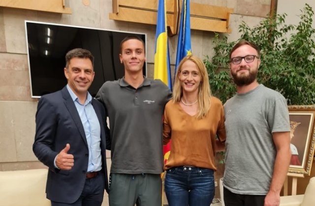 David Popovici, &icirc;nt&acirc;mpinat la revenirea &icirc;n țară cu promisiuni de ministrul Sportului. &bdquo;Merită un bazin performant&rdquo;