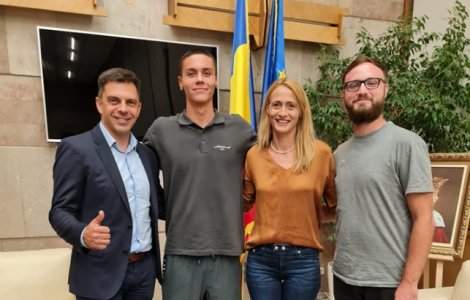 David Popovici, întâmpinat la revenirea în țară cu promisiuni de ministrul Sportului. „Merită un bazin performant”