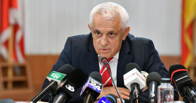 Petre Daea le recomandă românilor să nu mănânce făină de greieri: „Lăsaţi-i să cânte acolo unde sunt! Noi mâncăm sarmale, cârnaţi, ouă de găină”