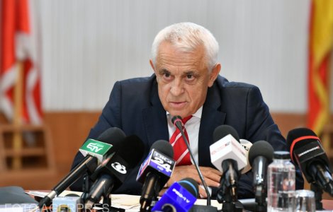 Petre Daea le recomandă românilor să nu mănânce făină de greieri: „Lăsaţi-i să cânte acolo unde sunt! Noi mâncăm sarmale, cârnaţi, ouă de găină”