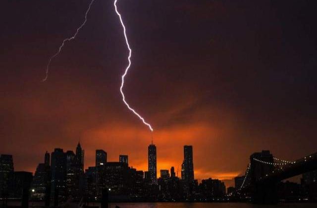 Uraganul Arthur a atins zona de coasta a SUA in zona Carolina de Nord