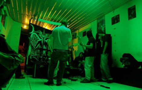 Miscarea violenta a capului specifica dansului rock poate provoca hematoame