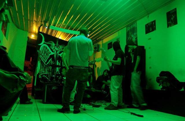 Miscarea violenta a capului specifica dansului rock poate provoca hematoame