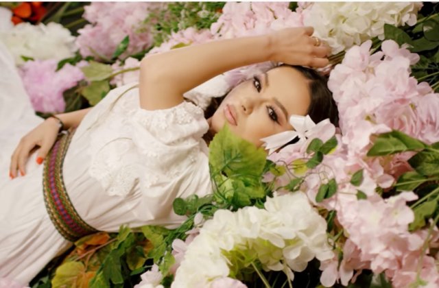 Cum &icirc;mpacă Vlăduța Lupău cariera cu viața de familie. Ce sacrificii fac ea și soțul ei pentru fiul lor