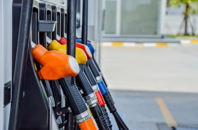 Prețul benzinei și al motorinei &icirc;n Rom&acirc;nia continuă să se ieftinească